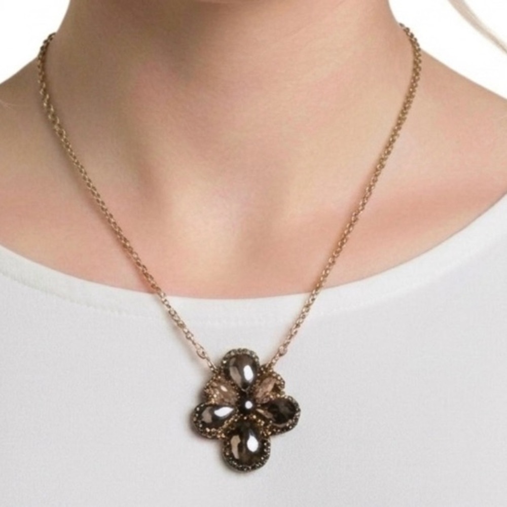 NWOT Purple Crystal Flower Pendant Necklace